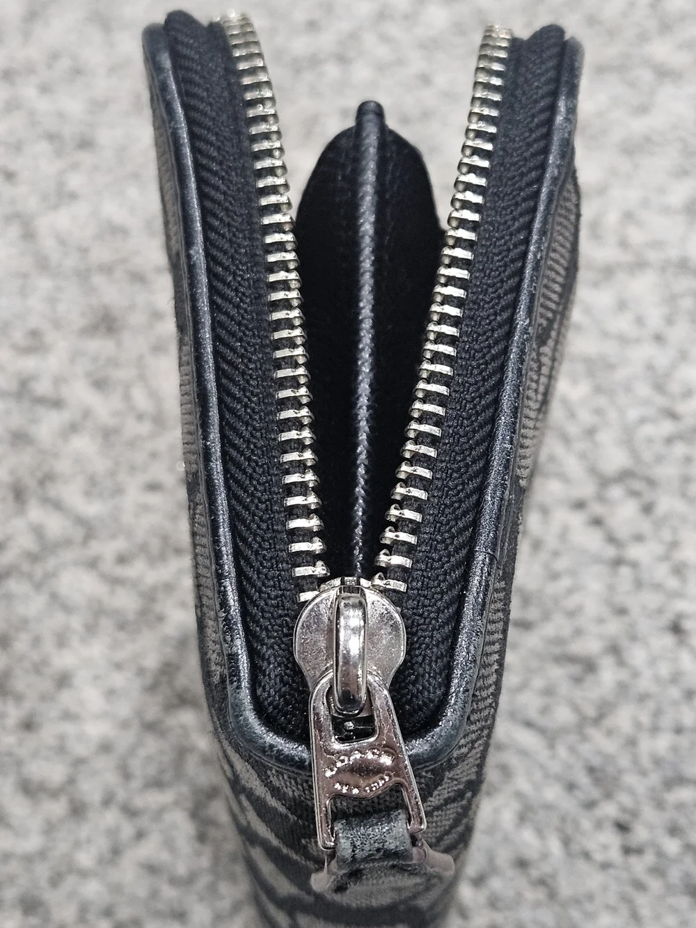 Coach zip around